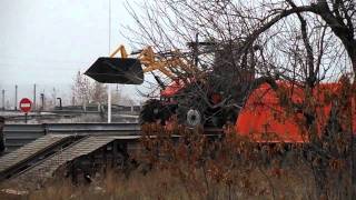 preview picture of video 'Новенький трактор (1 ноября 2011г.)'