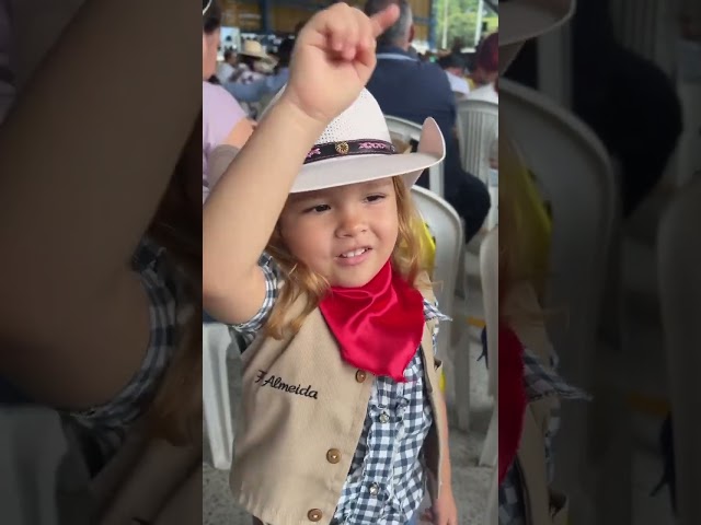 Vídeo relacionado con Sombrero Vaquero Vintage Marrón Ajustable 56-58 cm para Hombre y Mujer - Con Banda de Cuero, Colgante Calavera de Toro y Barbuquejo - Sombrero Western para Disfraz, Halloween, Fiestas Temáticas