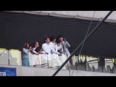 150523 Dream Concert -- Minhyuk (BTOB) and Hakyeon (VIXX) chatting backstage