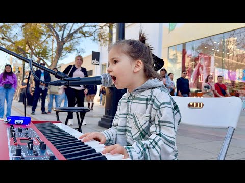 4-year-old singer on piano AMAZED EVERYONE