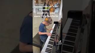 Download lagu questo bambino e un fenomeno - guardate come suona il - pianoforte mp3