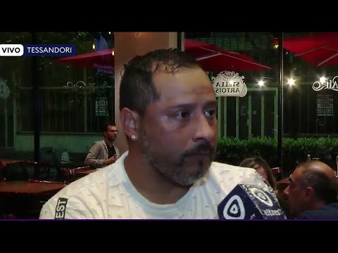 Hernán Encina espera los resultados de la elección con amigos