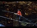 Wallenda camina a ciegas sobre el cielo de Chicago