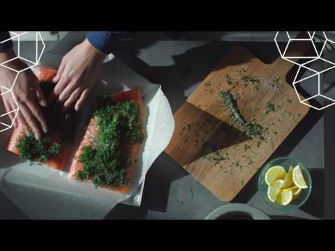 Gravad Laks med grovt havssalt och dill.