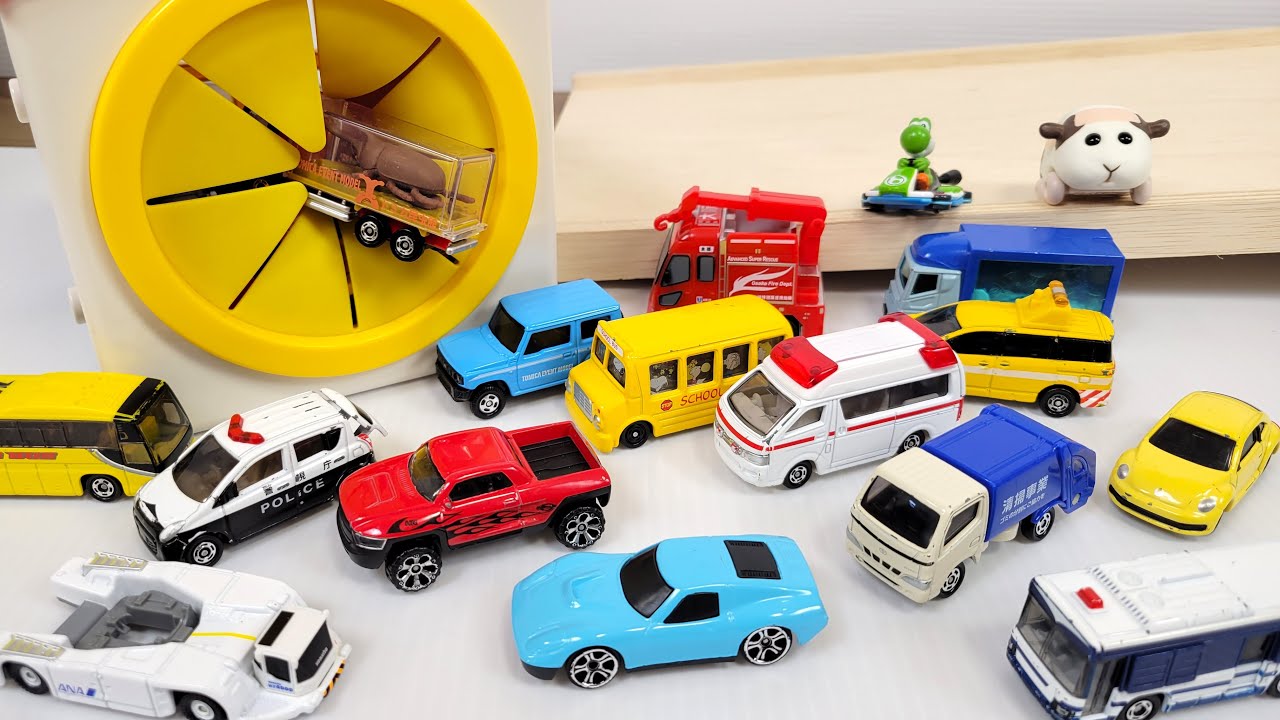 はたらくくるまのミニカーを箱から取り出して、木の坂道を走らせた！Run a working car minicar that comes out of a box on a wooden slope!