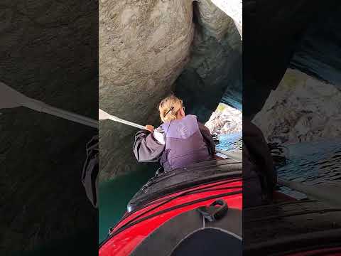 Kajak en Catedral de mármol, lago General Cabrera