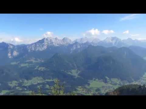 Grubhörndl - Blick hoch über Lofer auf die Bergwelt