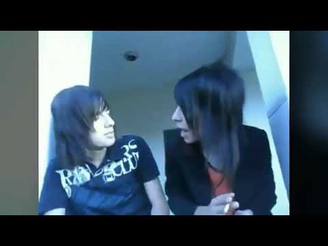 Dois emos cantando e dançando capoeira paranauê