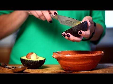 How to Cut and Dice an Avocado (Como Cortar un Aguacate) | Muy Bueno