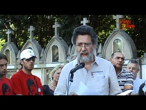 Vídeo: Darío X. Cabana recita o seu poema «Reboiras na lembranza» na homenaxe popular a Moncho Reboiras. Cemiterio de Imo (Dodro, A Coruña) 7 agosto 2010.