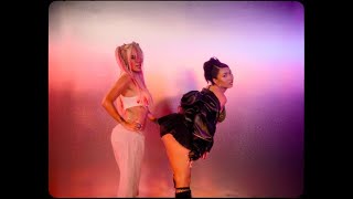 Musik-Video-Miniaturansicht zu Labios Mordidos Songtext von Kali Uchis & KAROL G