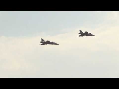 JAS39 Gripen vs BAe Hawk Mk120.  2 vs 1 Dogfight