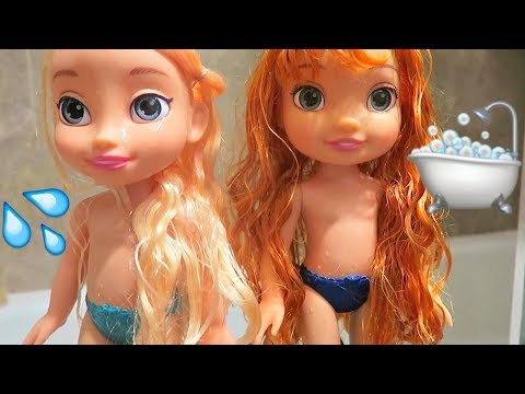 Elsa and Anna Toddlers Bath Time!