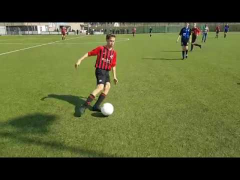 De VVIJ-rechtsbuiten schiet de bal in de lange hoek, 1-2.