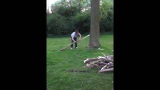 Lompe boer probeert tak te breken