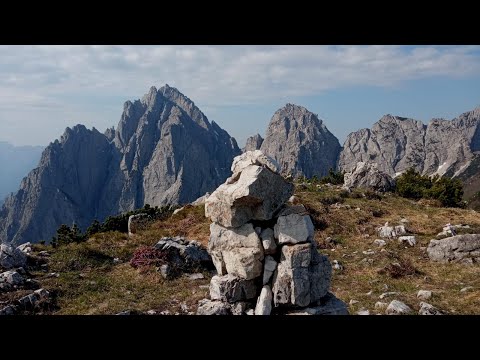 Le due cime del monte Flop e Creta di Mezzodì.Alpi Carniche.Friuli.