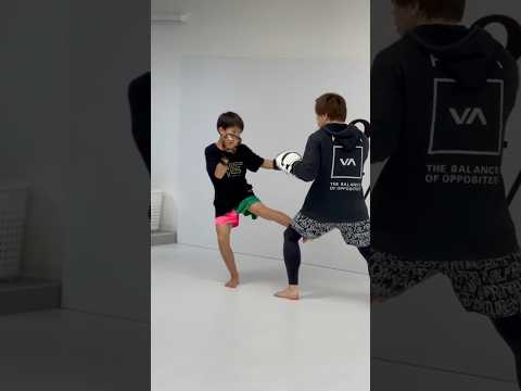 前足ローからのスイッチコンビネーション！ #ミット打ち #mma #キックボクシング #kickboxing