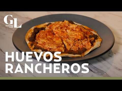 ¡Desayuno rápido pero tradicional! Huevos rancheros sobre pan pita