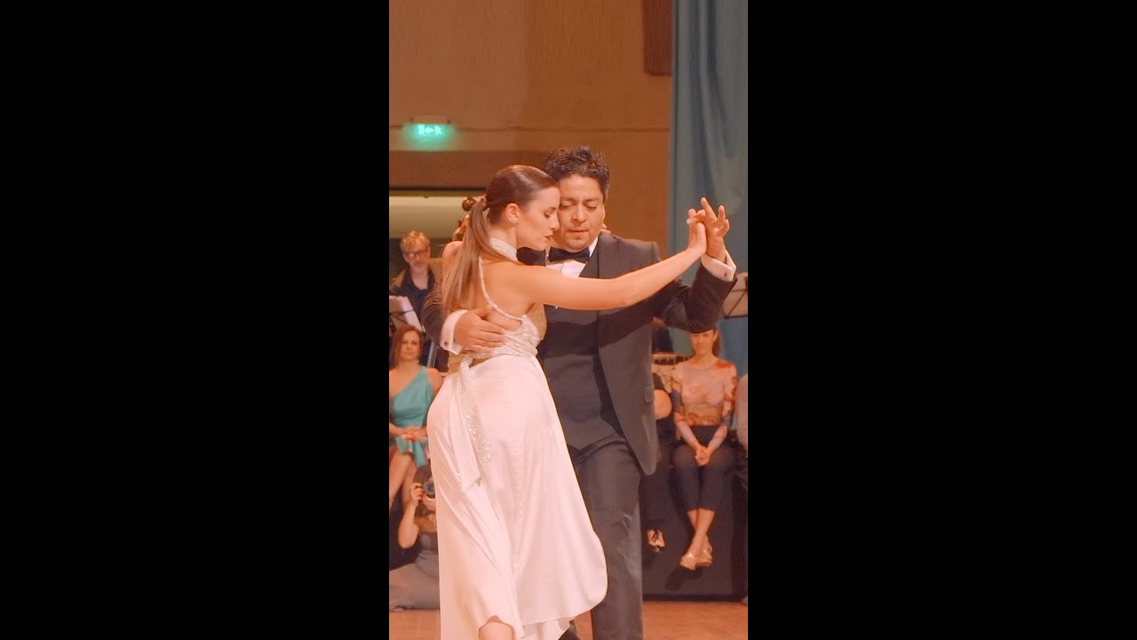 Agustina Piaggio and Carlitos Espinoza – No mientas