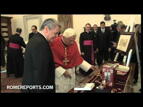 El presidente alemán regala al Papa un bastón y galletas de adviento