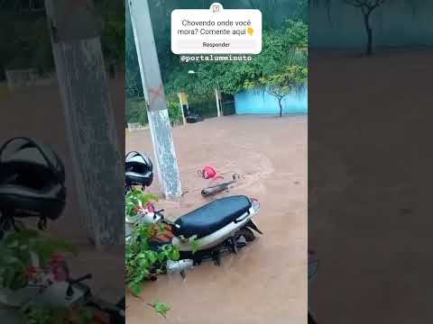 Video da Forte chuva alagando as ruas na cidade de Montezuma no Norte de MG. Chove onde você mora?