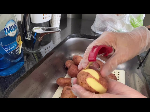 Vídeo relacionado con KitchenAid Pelador Euro de Acero Inoxidable con Funda para las Cuchillas, Rojo