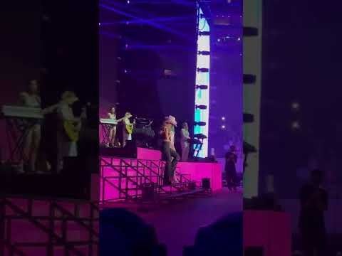 ANAHÍ CANTANDO SALVAME COM KAROL G