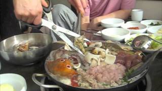 preview picture of video 'Mixed seafood pot - Korean style'