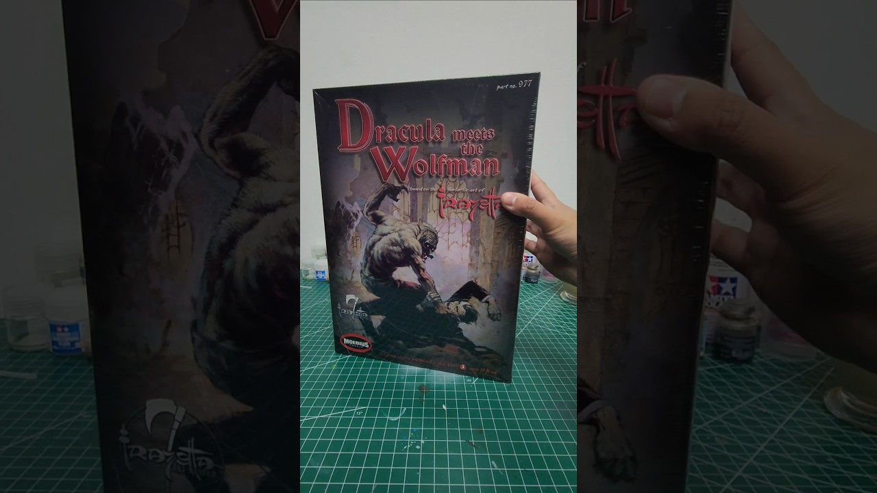 Moebius' Dracula MEETS the Wolfman model kit is here!#modelkit #halloween #dracula #wolfman
