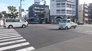 信号待ちする路面電車（阪堺電車）