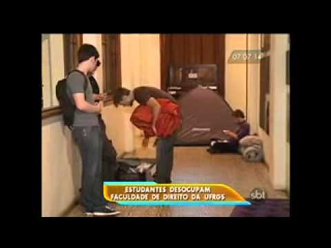 Estudantes desocupam faculdade de direito da UFRGS