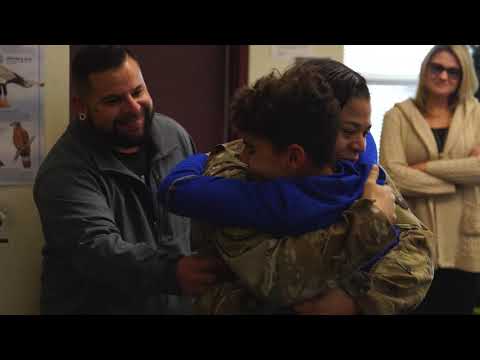 Mom comes home after a year in Air Force in Qatar to her kids
