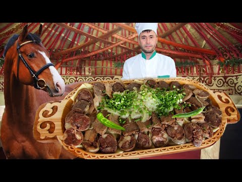 HET NATIONALE SCHAAL VAN HET KAZACHH VOLK DOET BESHBARMAK