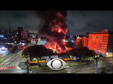 Incêndio destrói loja de pneus no bairro Rebouças, em Curitiba