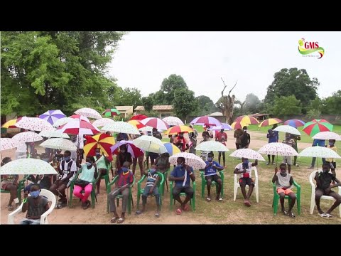 OUSSOUYE  LES PATRIOTES D’OUKOUT DISTRIBUENT DES PARAPLUIES A TOUS ÉLÈVES CANDIDATS DE LA COMMUNE