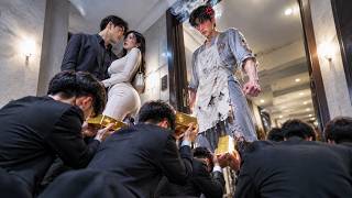 妻子和她的学长酒后暧昧被小伙当面撞见，却反被妻子羞辱说他小气！小伙不惯着她直接提出离婚，原来他是首富之子，前妻知道后悔的肠子都青了，急忙赶到小伙面前跪着求原谅！