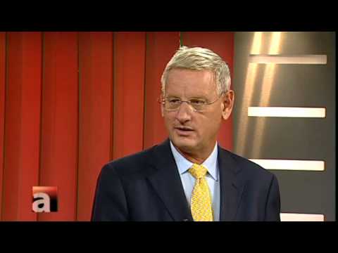 Carl Bildt (M) och Stefan Ring, militärstrateg, diskuterar Libyen i augusti 2011