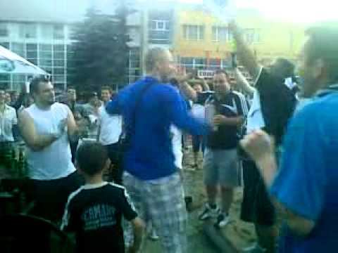 Silvasan cu suporterii, dupa meci, in fata Salii Sporturilor