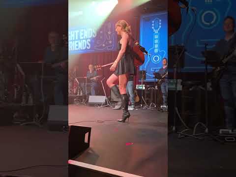 When one surprise guest brings out the ULTIMATE surprise guest. #taylorswift #kanebrown