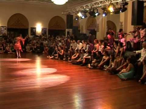  Roxana Suarez  and  Sebastian Achaval  are  dancing  to  the  milonga  "  La Mulateada  "
