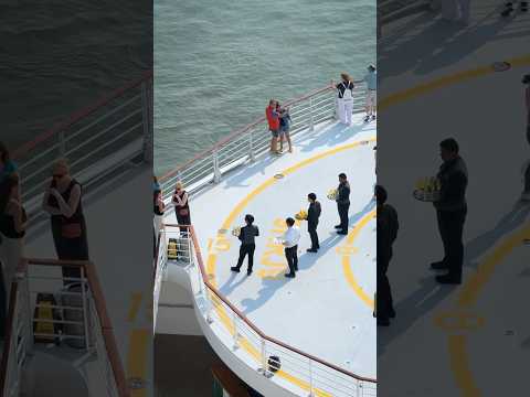 Thumbnail for Schon mal an der Spitze eines Schiffes mit einem 🍹 angestoßen? #celebritycruises #kreuzfahrt