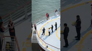 Schon mal an der Spitze eines Schiffes mit einem 🍹 angestoßen? #celebritycruises #kreuzfahrt