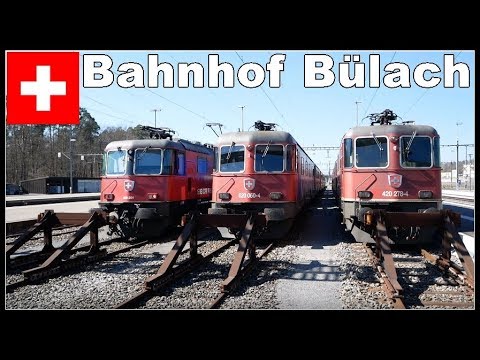Züge und Busse beim Keilbahnhof Bülach, Kanton Zürich, Schweiz 2018