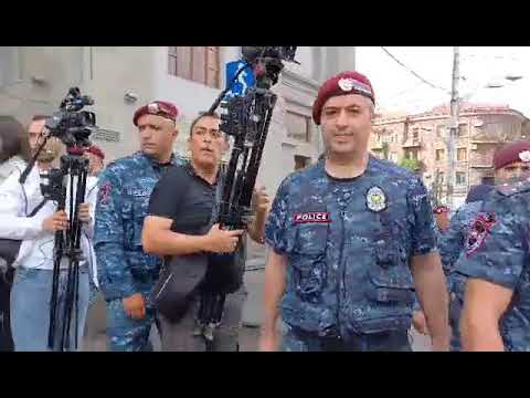 Նիկոլյանը հարձակվում է Գեղամ Մանուկյանի ու լրագրողների վրա