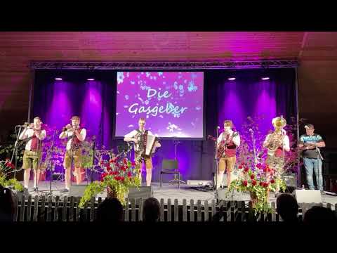 Die Gasgeber spielen die "Sommerfest Polka"