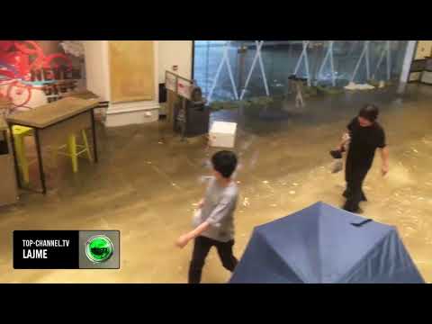 Top Channel/ Tajfuni i fuqishëm godet Tajvanin: Çahet në dysh autostrada, pemët shkulen nga rrënjët!