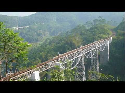 Kereta Api Railway : Argo Parahyangan at Cilame Area Video