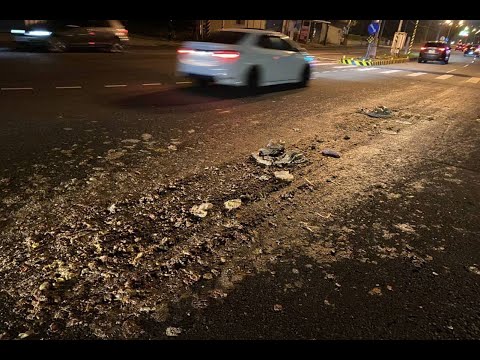 Ontem à noite, na entrada da Gongyi Road e Youyouyi Road no condado de Miaoli, cidade de Zhunan, quando um pequeno vagão de carga transportava vários caminhões em 6 pontos, o vagão traseiro caiu no chão. ..