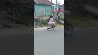 Download lagu Vidio kocak gadis gendut naik sepeda... mp3