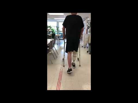 Marcher avec une prothèse et une marchette (vue de dos)